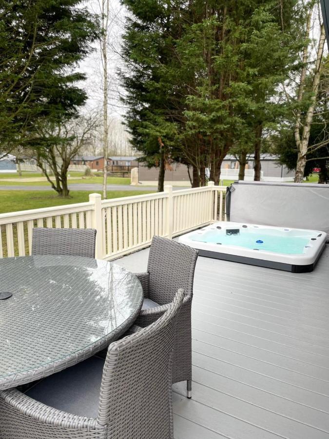 Lotus Lodge With Hot Tub York Exteriör bild