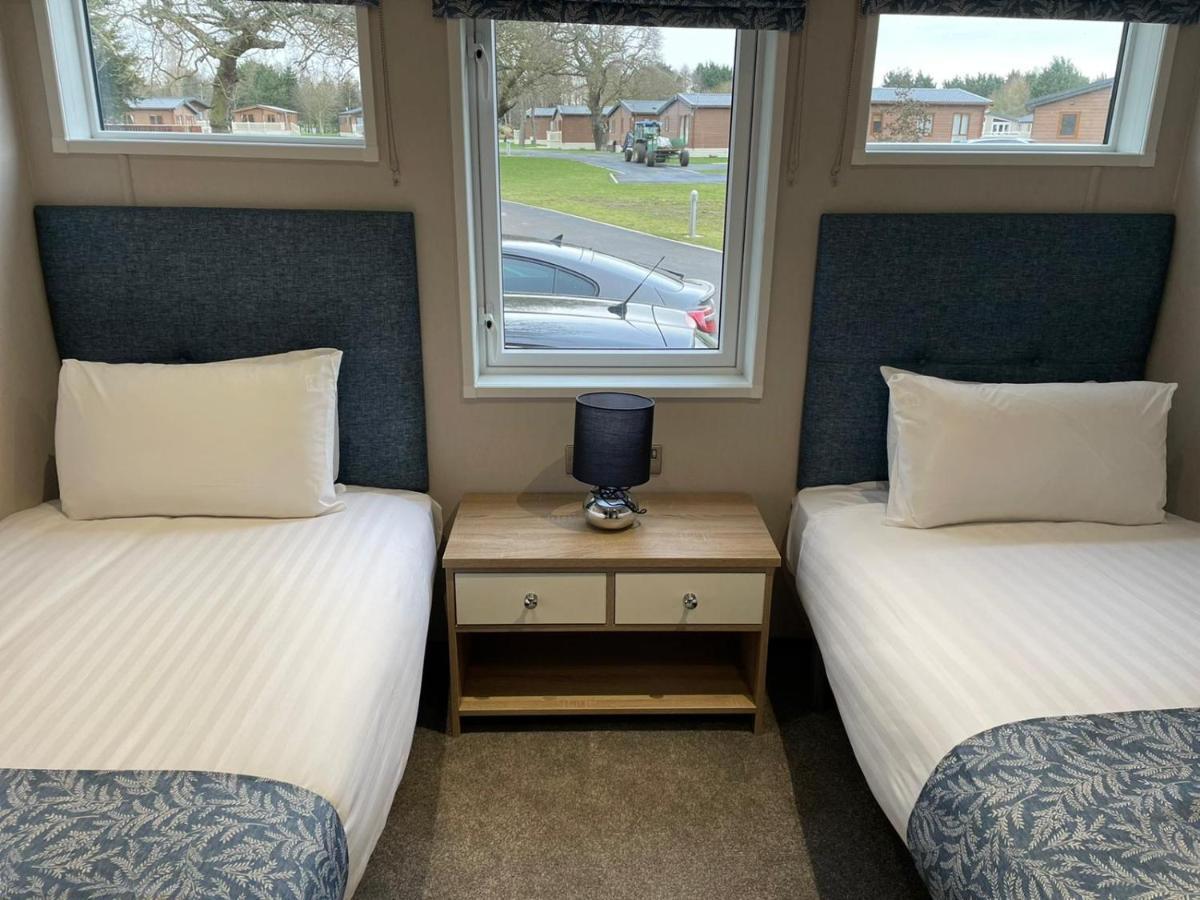 Lotus Lodge With Hot Tub York Exteriör bild