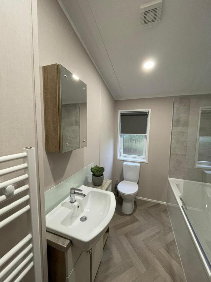 Lotus Lodge With Hot Tub York Exteriör bild